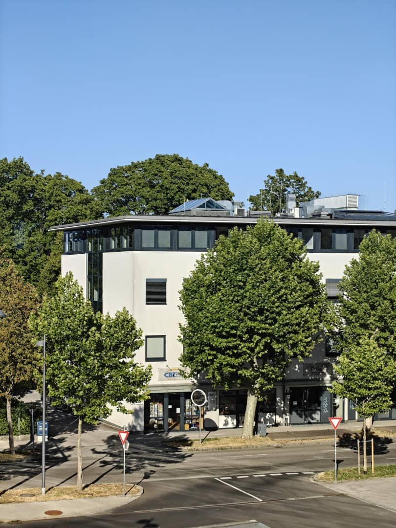 Apartment near train station with two garages