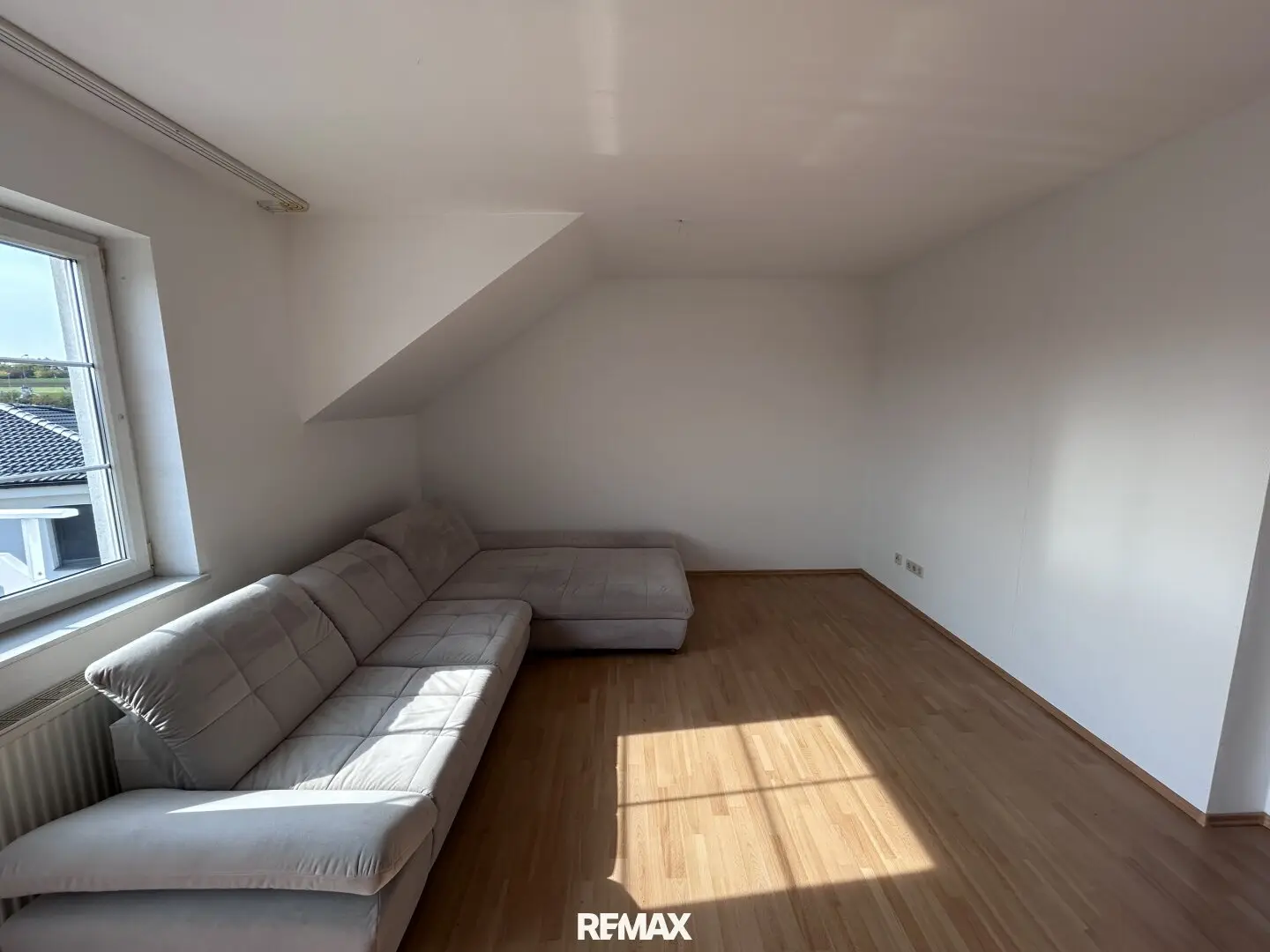 Gepflegte Dachgeschosswohnung in Schrick – Wohnkomfort mit Balkon, Keller und Parkplatz