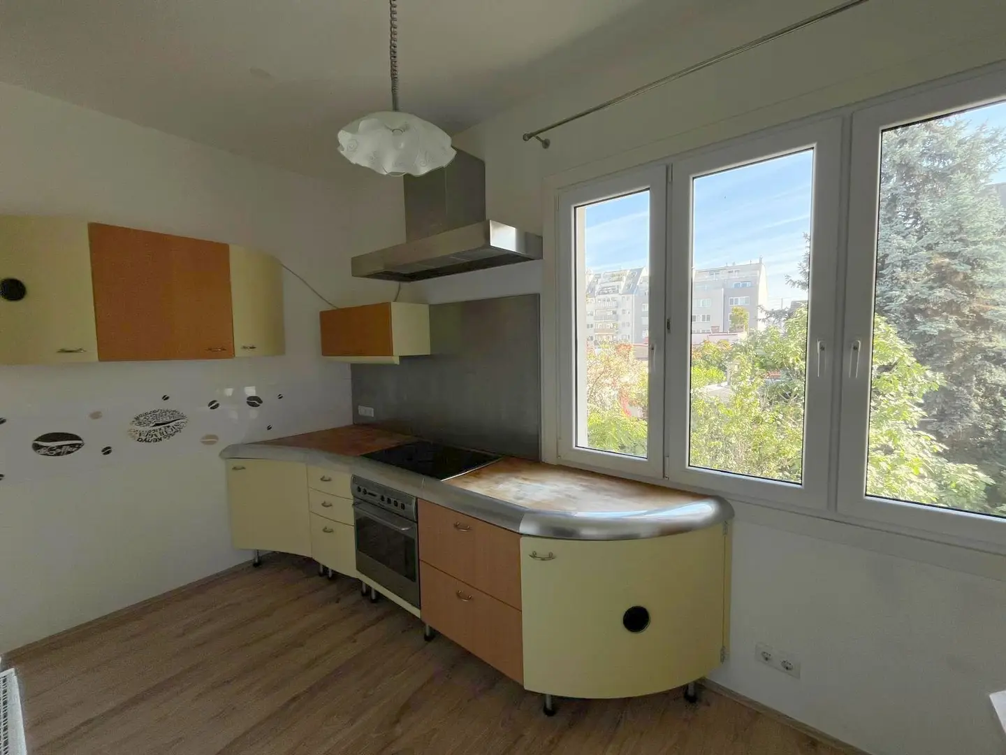 Küche mit Blickrichtung Innenhof