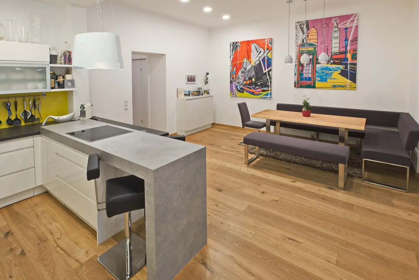 OTTO BAUER GASSE: Modernisierte Altbau-Wohnung mit 17 m² Innenhofbalkon, Klimaanlage &amp; Potenzial für 3 Zimmer – nur 2 Gehminuten zur Mariahilfer Straße