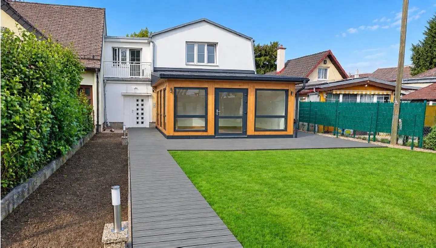 Modernisierte Familienwohnung mit Wintergarten und großem Garten