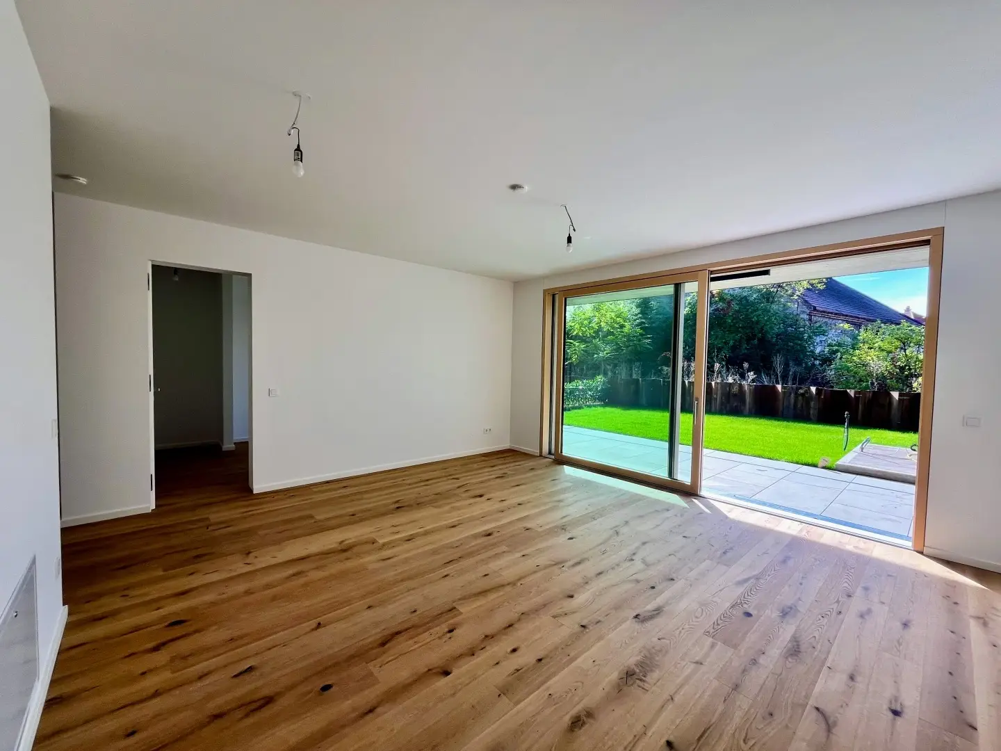 Erdgeschosswohnung neuwertig in Bachlage mit Garten