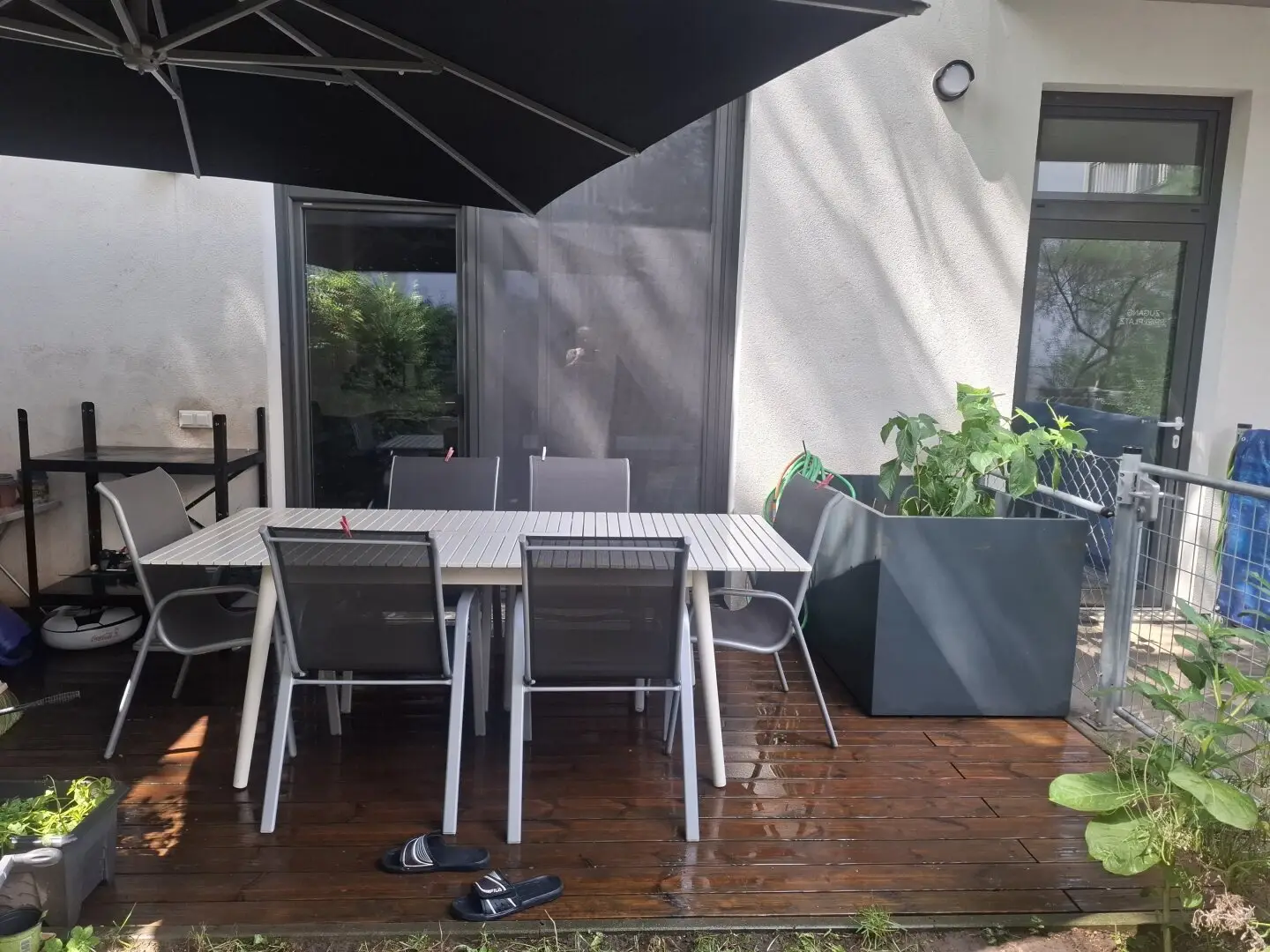 Gartenterrasse mit Blick zum Wohnbereich