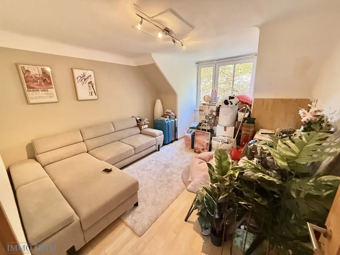 RUHIG &amp; IM GRÜNEN – 2-ZIMMER-DACHGESCHOSSWOHNUNG MIT WEITBLICK IN MÖDLING ZU VERMIETEN!