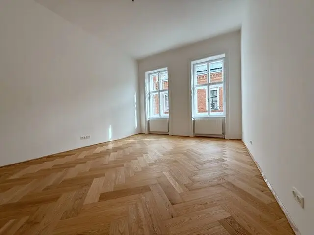 Unlimited term! Beautiful old building apartment - 2 large rooms, 1 cabinet!
