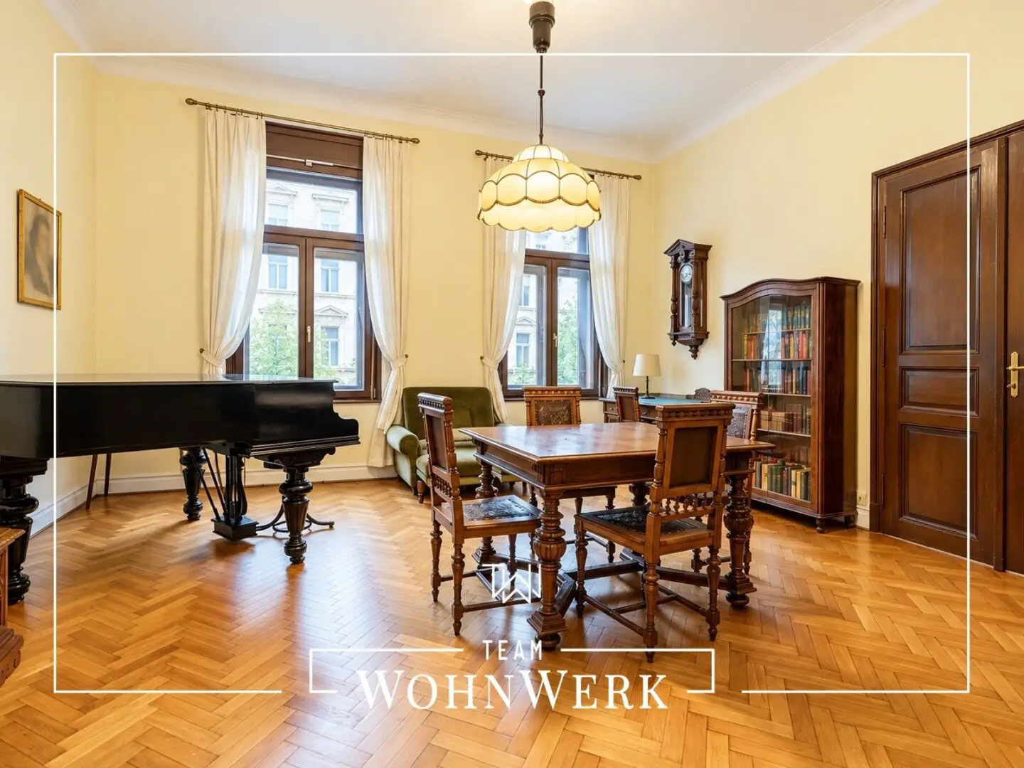 Old building charm with balcony | 4-room apartment with herringbone parquet and courtyard view in Graz-Geidorf