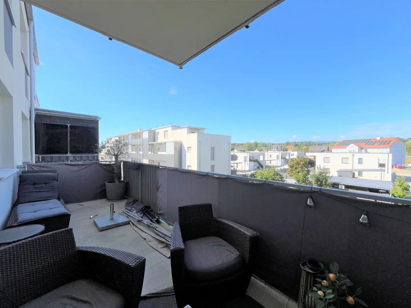 Bright apartment with large balcony and parking