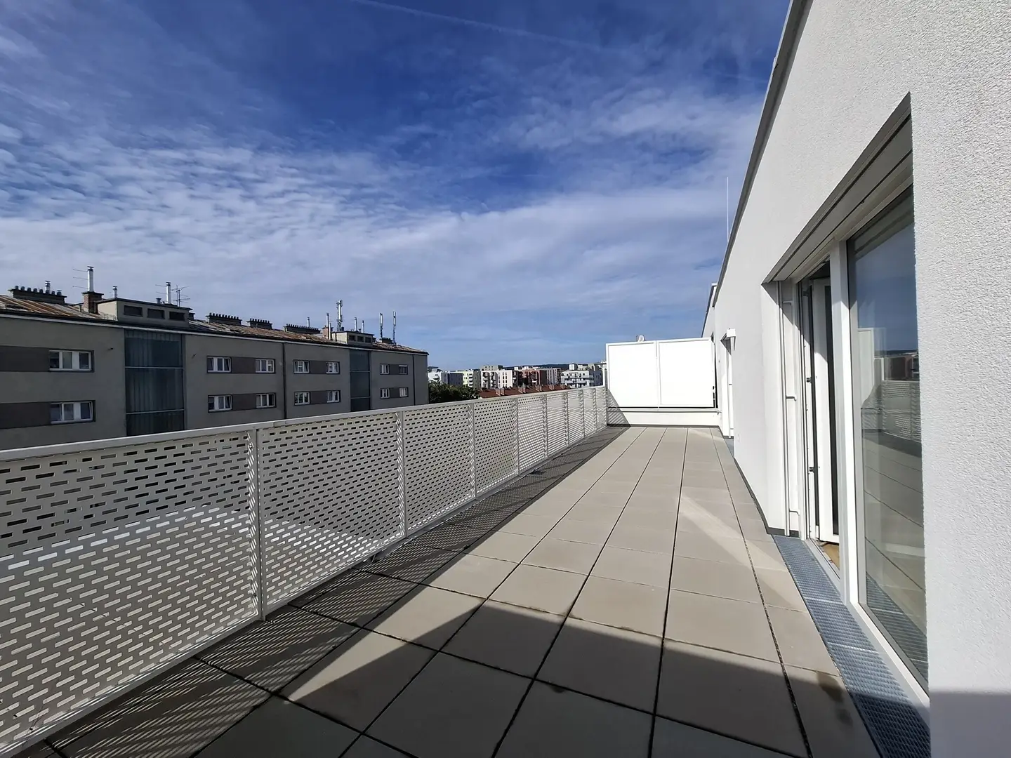 Helle Neubauwohnung mit Terrasse und Parkett
