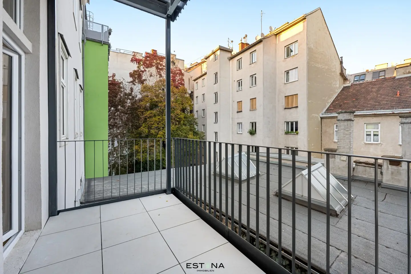 Schnell sein! Altbautraum in wunderschönem Zinshaus mit großer Terrasse im 6. Bezirk