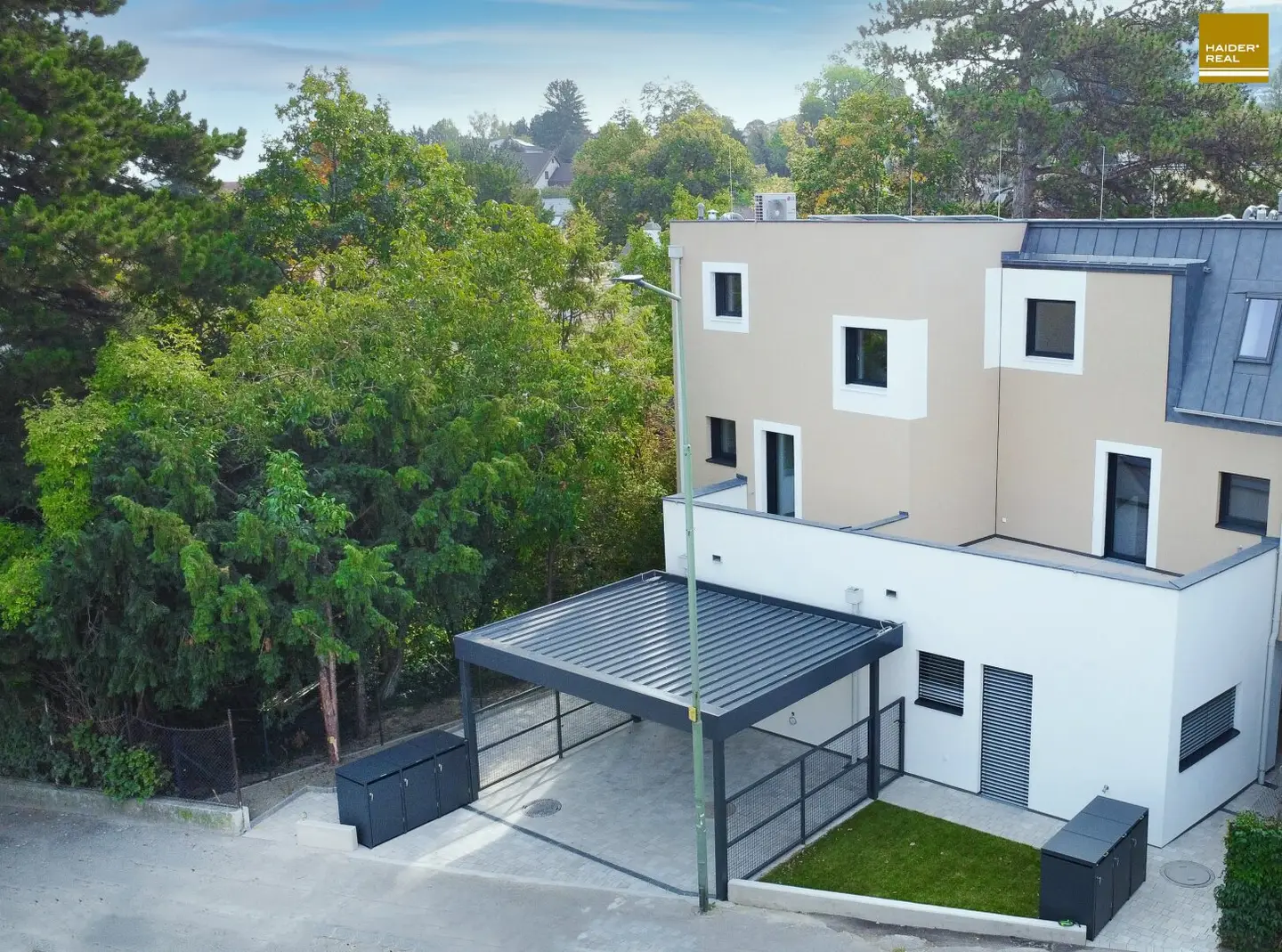 BRAND NEW TOWNHOUSE - BEST CENTRAL LOCATION
