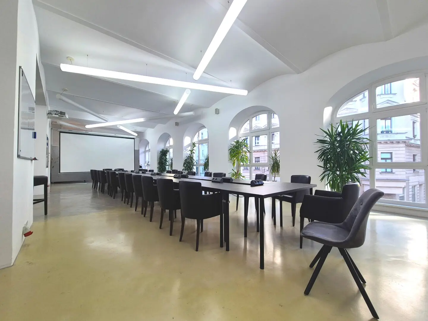 RAUM FÜR GROSSE IDEEN! AUSSERGEWÖHNLICH MIT LICHTDURCHFLUTETER ATELIERFLÄCHE
