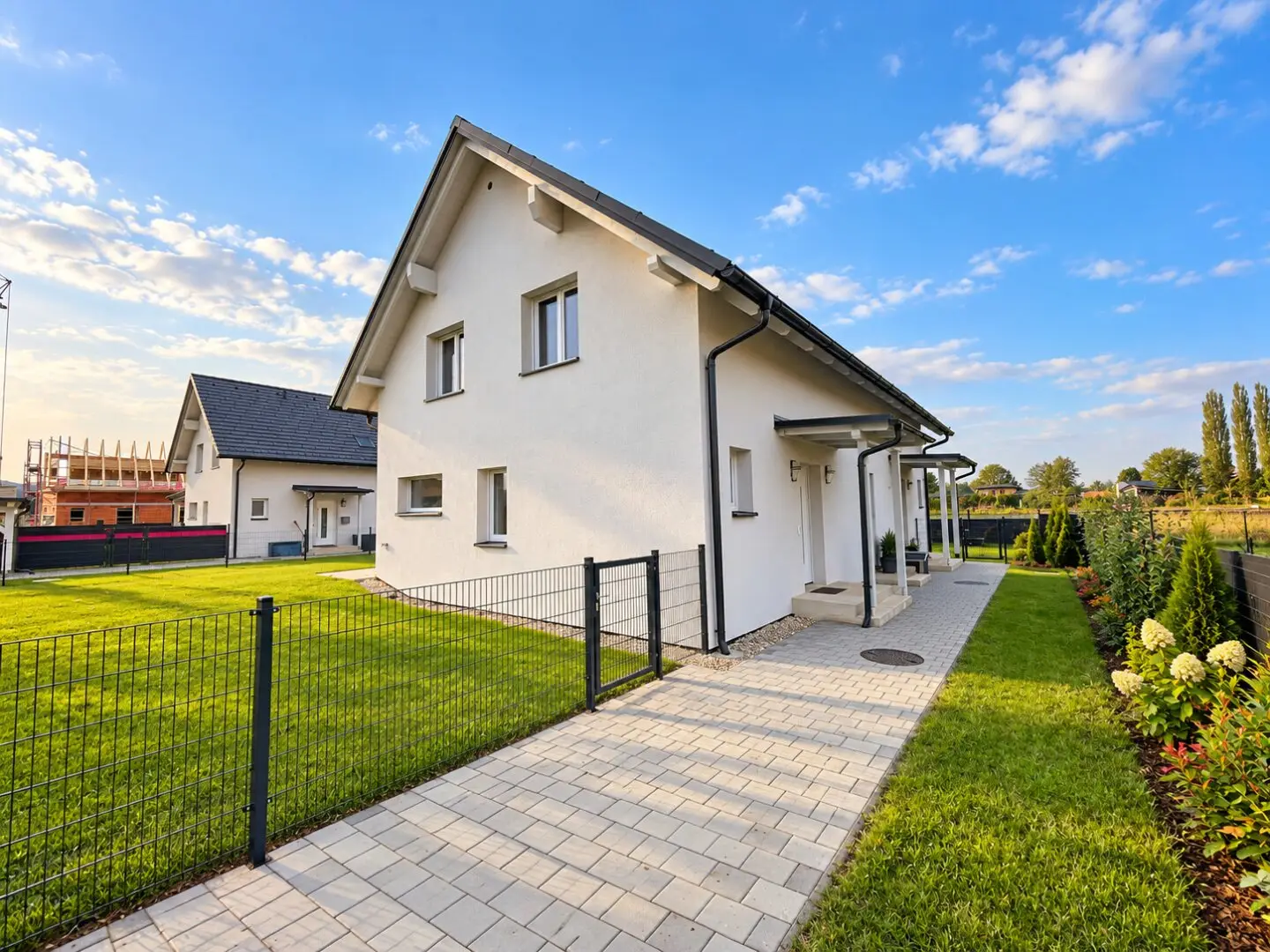 DOPPELHAUSHÄLFTE | PV- ANLAGE | 273M2 GARTEN | 35M2 CARPORT | 3 SCHLAFZIMMER