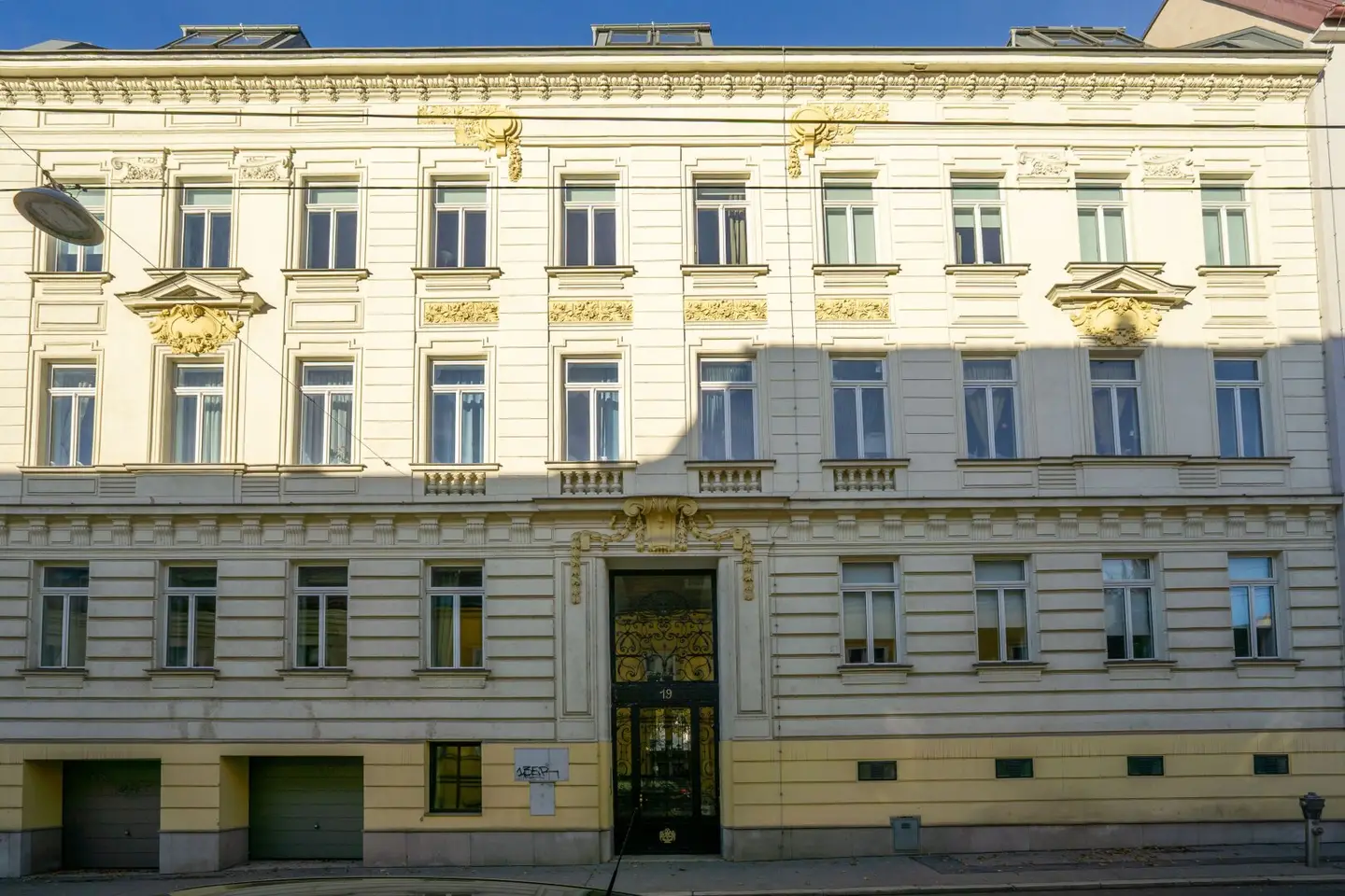 Straßenseitige Hausansicht des im Jahre 1904 von Heinrich Staud errichteten Gründerzeithauses