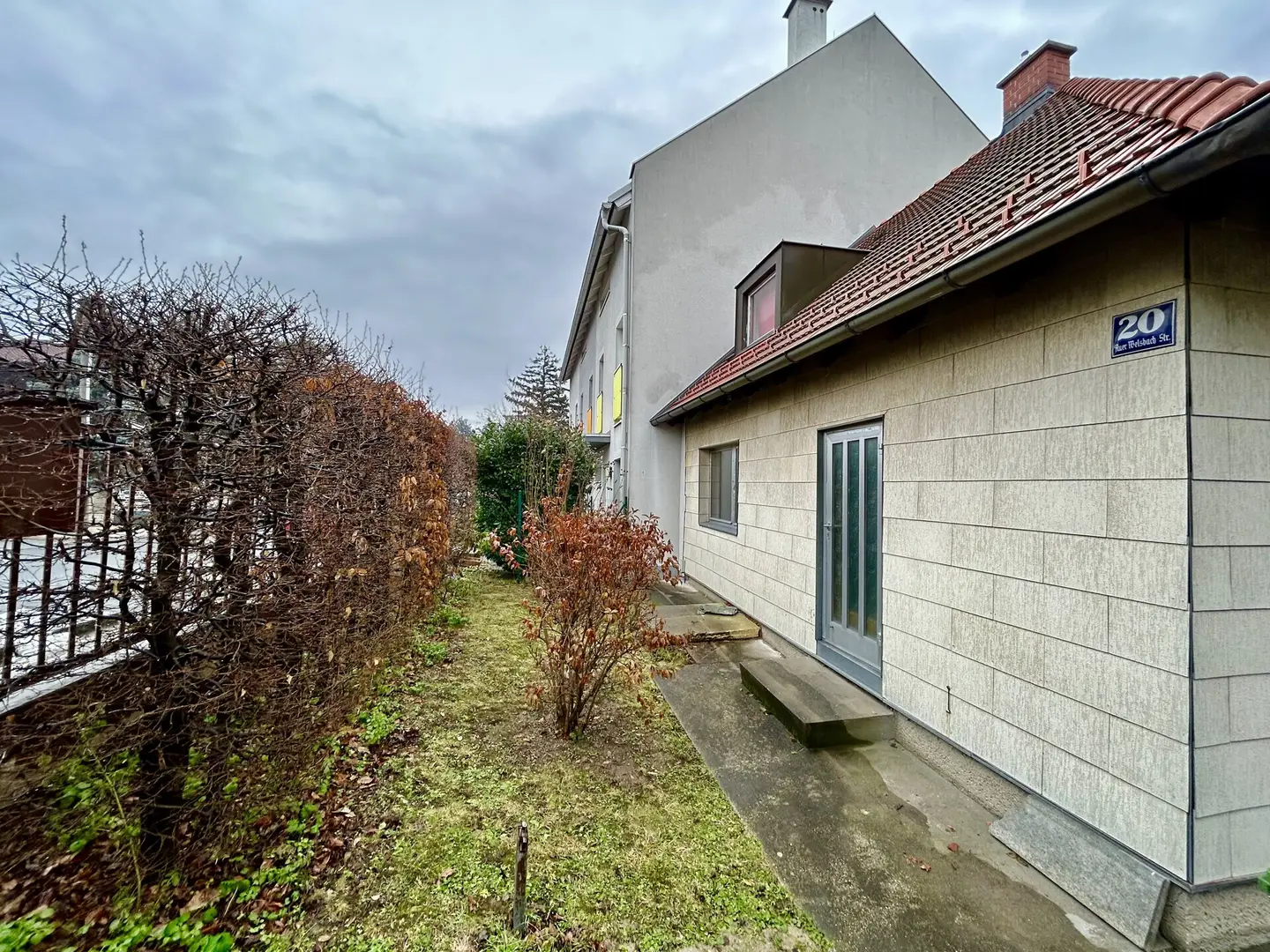 Lichtdurchflutete Wohnung mit Wintergarten und eigenem Garten