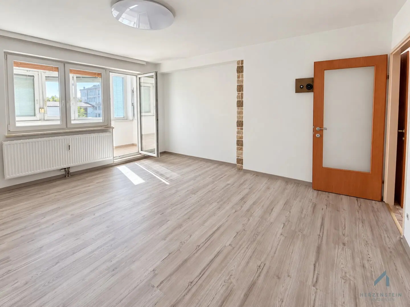 Stellplatz inklusive! Großzügige 4-Zimmer-Wohnung mit Kamin und sonniger Loggia ++ 2 Duschen und 2 WCs