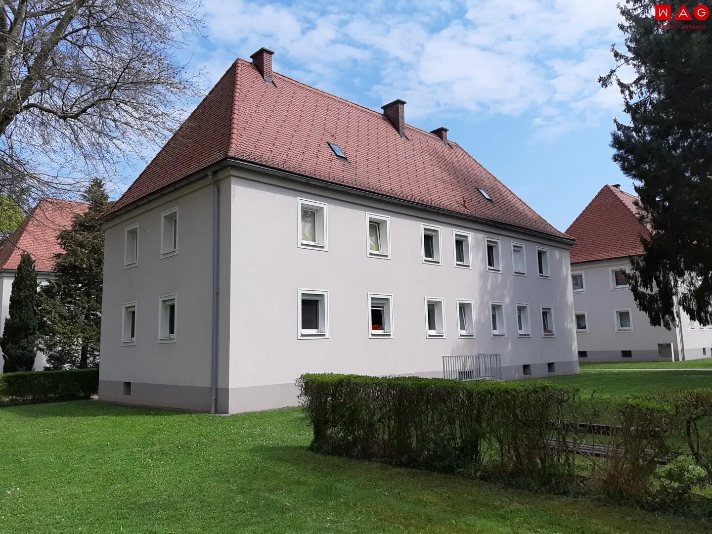 Perfektes Wohnen für Naturliebhaber, die auch eine erstklassige Infrastruktur schätzen! Entspannung pur weil: Äußerst gemütlich, ruhige Lage mit vielen Grünflächen, durchdachter Grundriss, perfekte Anbindung!