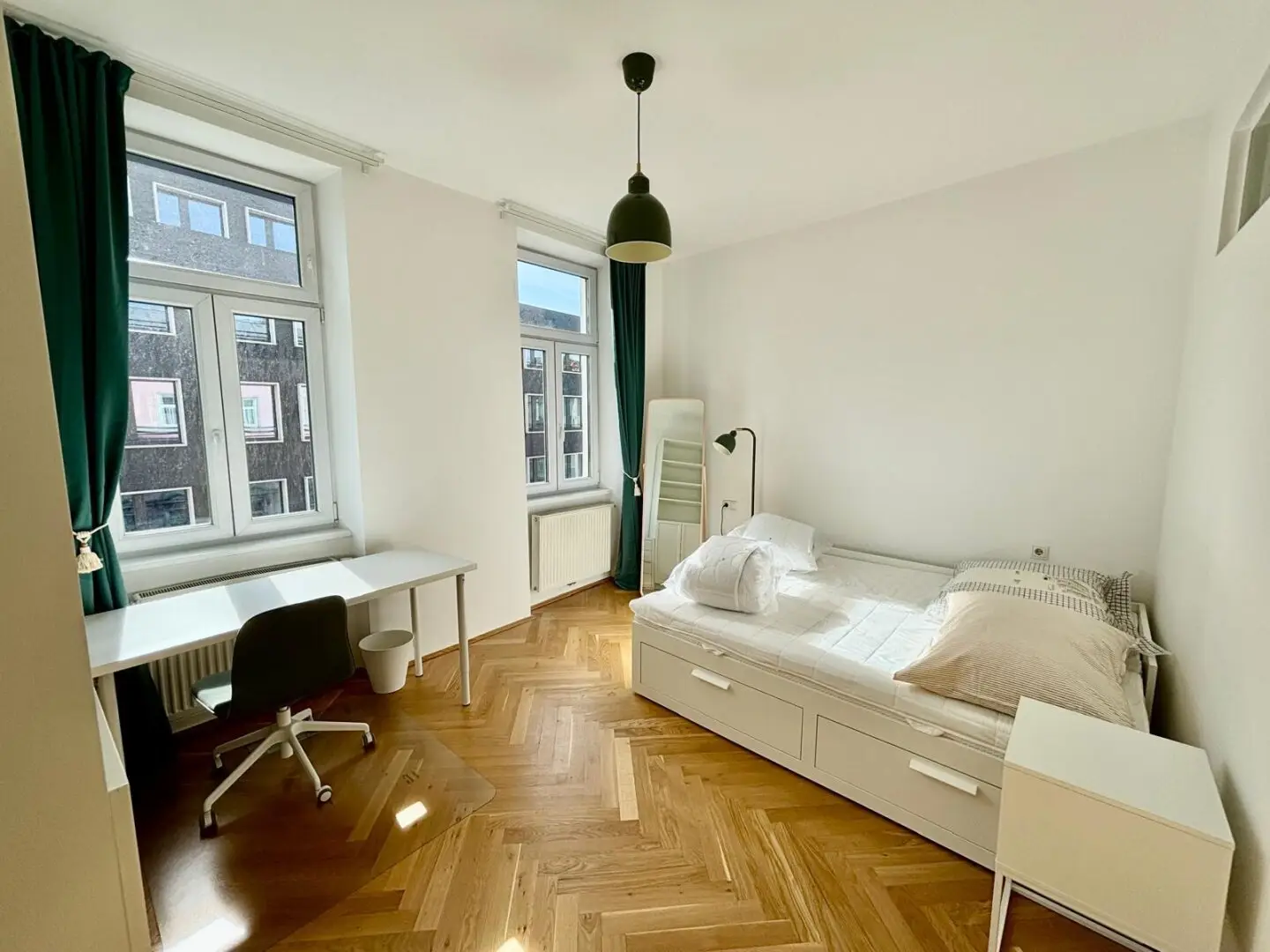 Fully furnished 3-room period apartment | 2 bathrooms | Lift | approx. 5 minutes on foot to U3