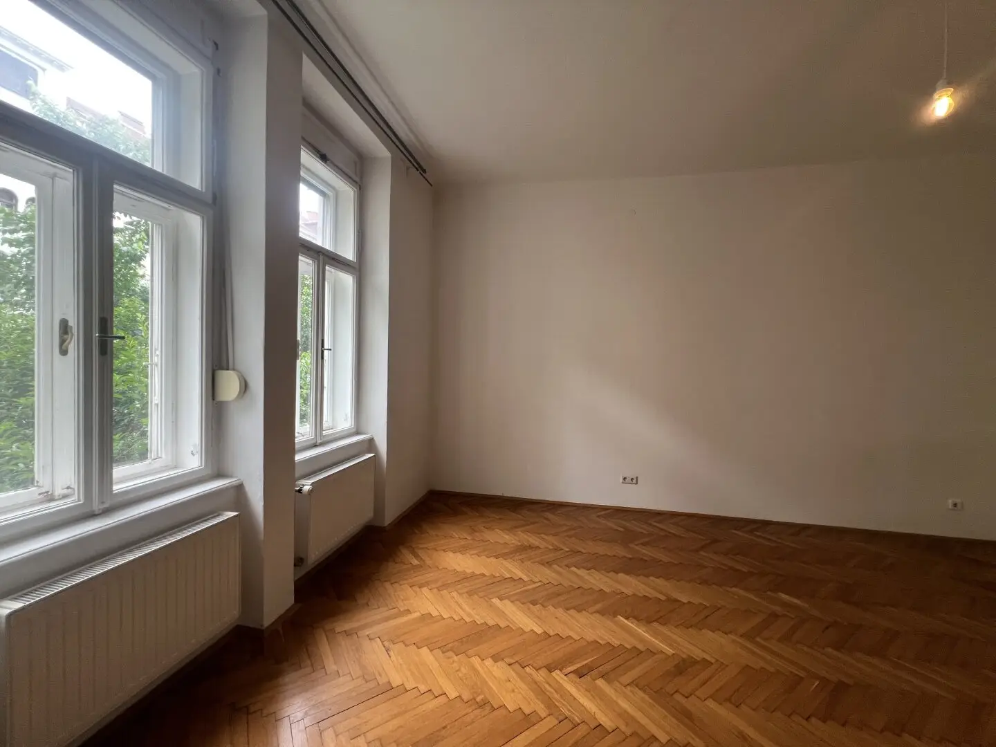 Very well maintained 4-room apartment with balcony in a beautiful period style condominium building in the Graz district of St. Leonhard