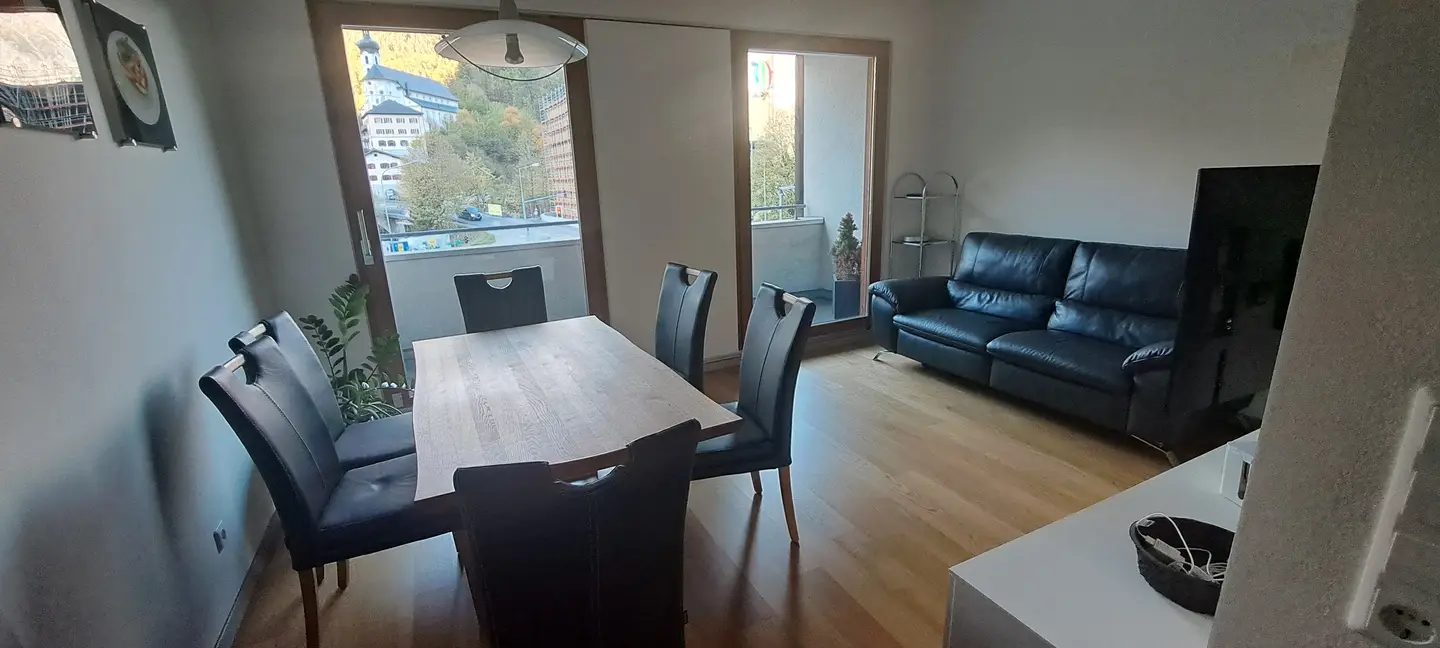 Helle Wohnung mit Balkon und Tiefgarage