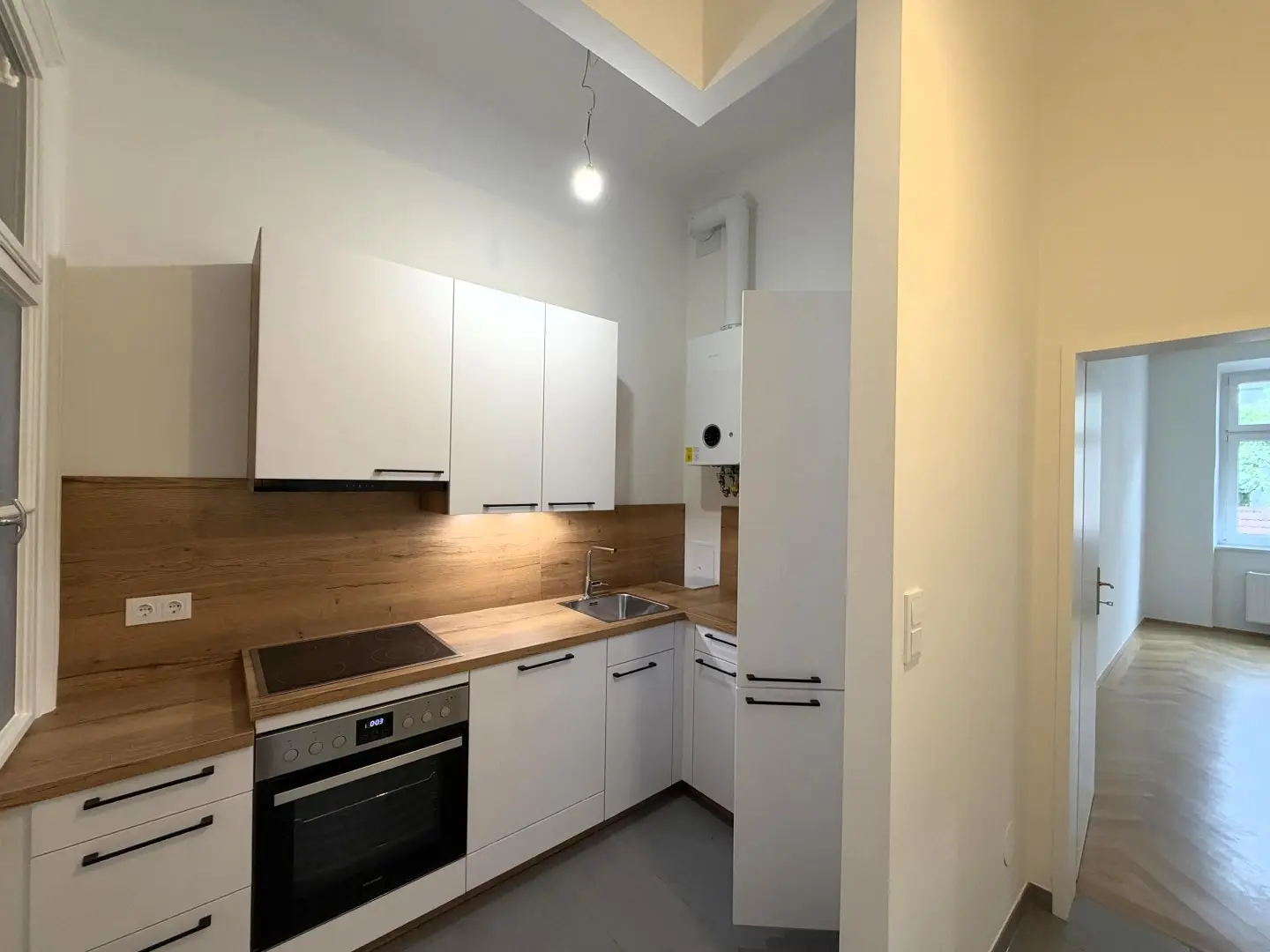 Küche / Blick ins Wohnzimmer