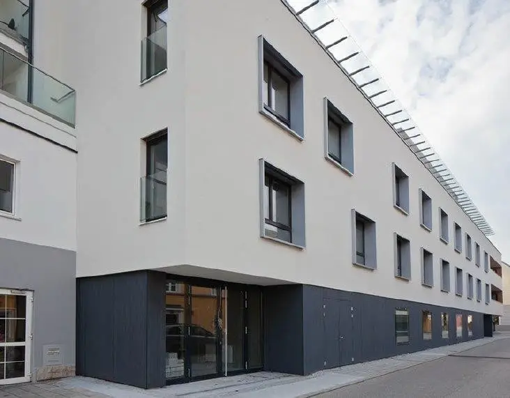 Helle Wohnung mit großem Balkon und Innenhofblick