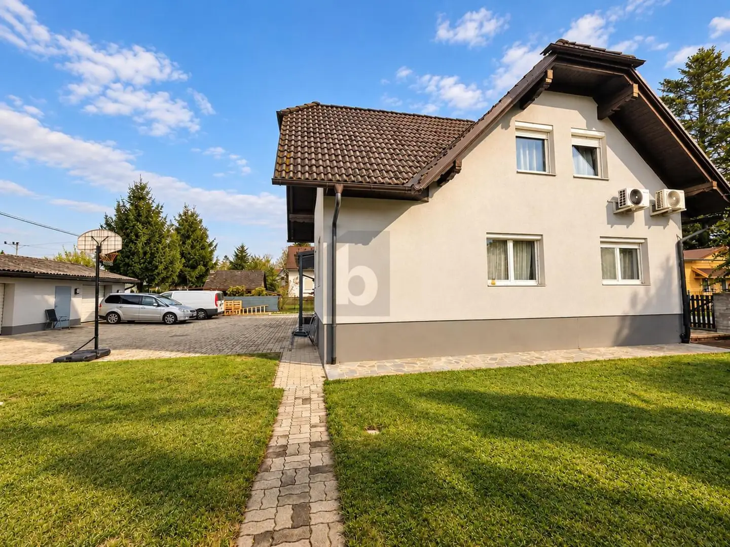 Renovated and family friendly Familienwohnung with garden