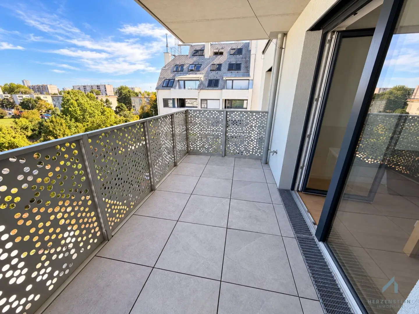 Nähe Alte Donau++ Lichtdurchflutete 2-Zimmer-Wohnung mit großzügigem Balkon &amp; Weitblick ++ Absolute Ruhelage ++ 4. Liftstock ++ Sofort bezugsfertig