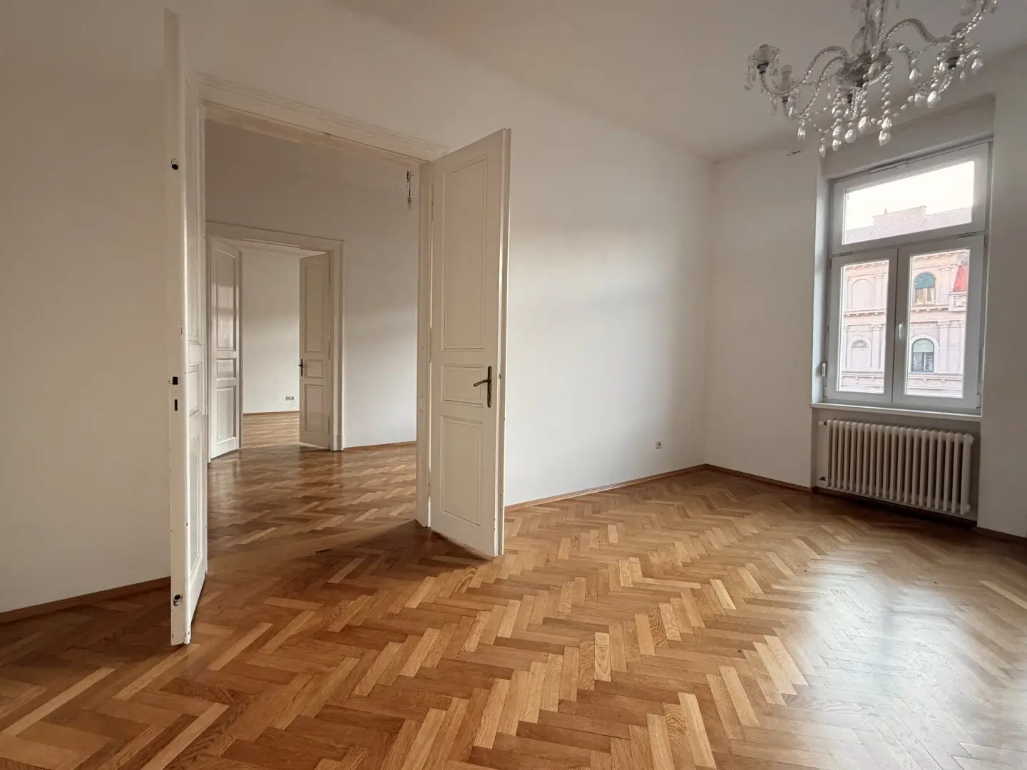 Representative 5-room period apartment with two balconies in a beautiful period style apartment building – in the Graz district St. Leonhard