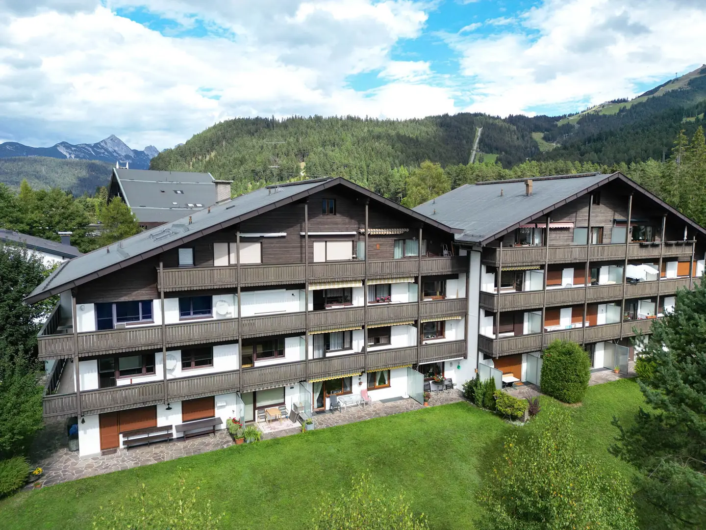 Helle Wohnung mit großem Balkon und Bergblick