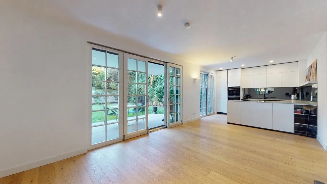 Eigengarten und Balkon: Moderne Wohnung mit Fußbodenheizung und Tiefgaragenplatz in Döbling