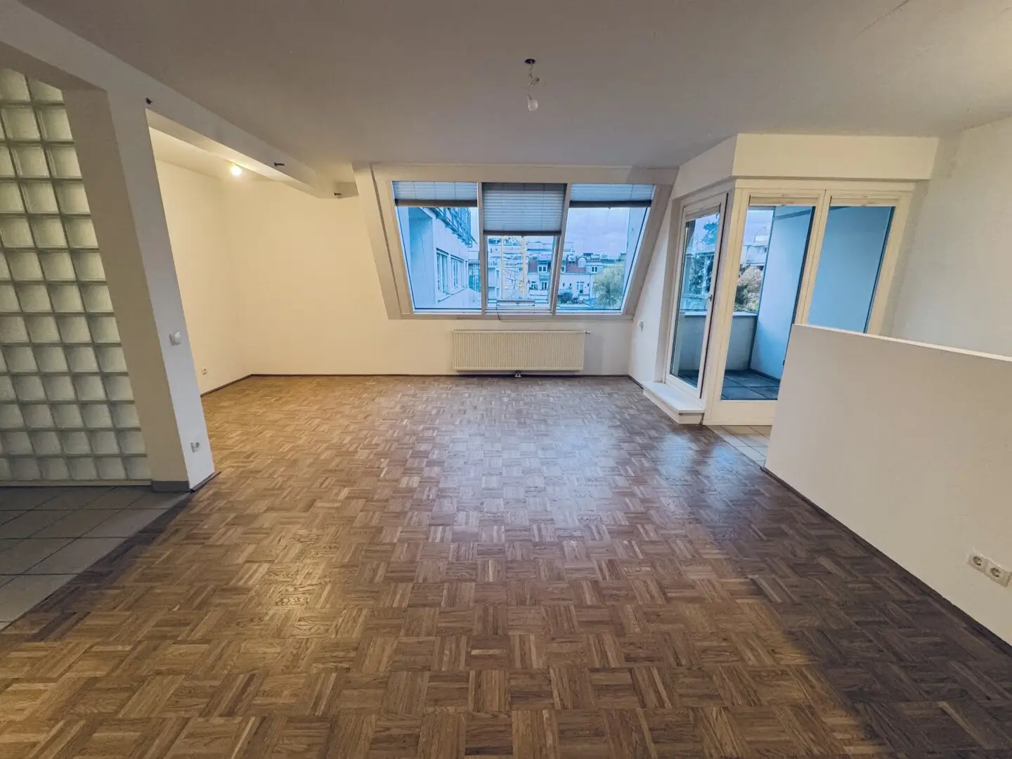 Terrace apartment - 1-room, near subway, with district heating and elevator