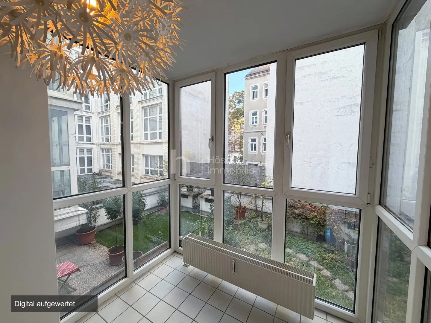 Hofblick vom Wintergarten | Digital aufgewertet