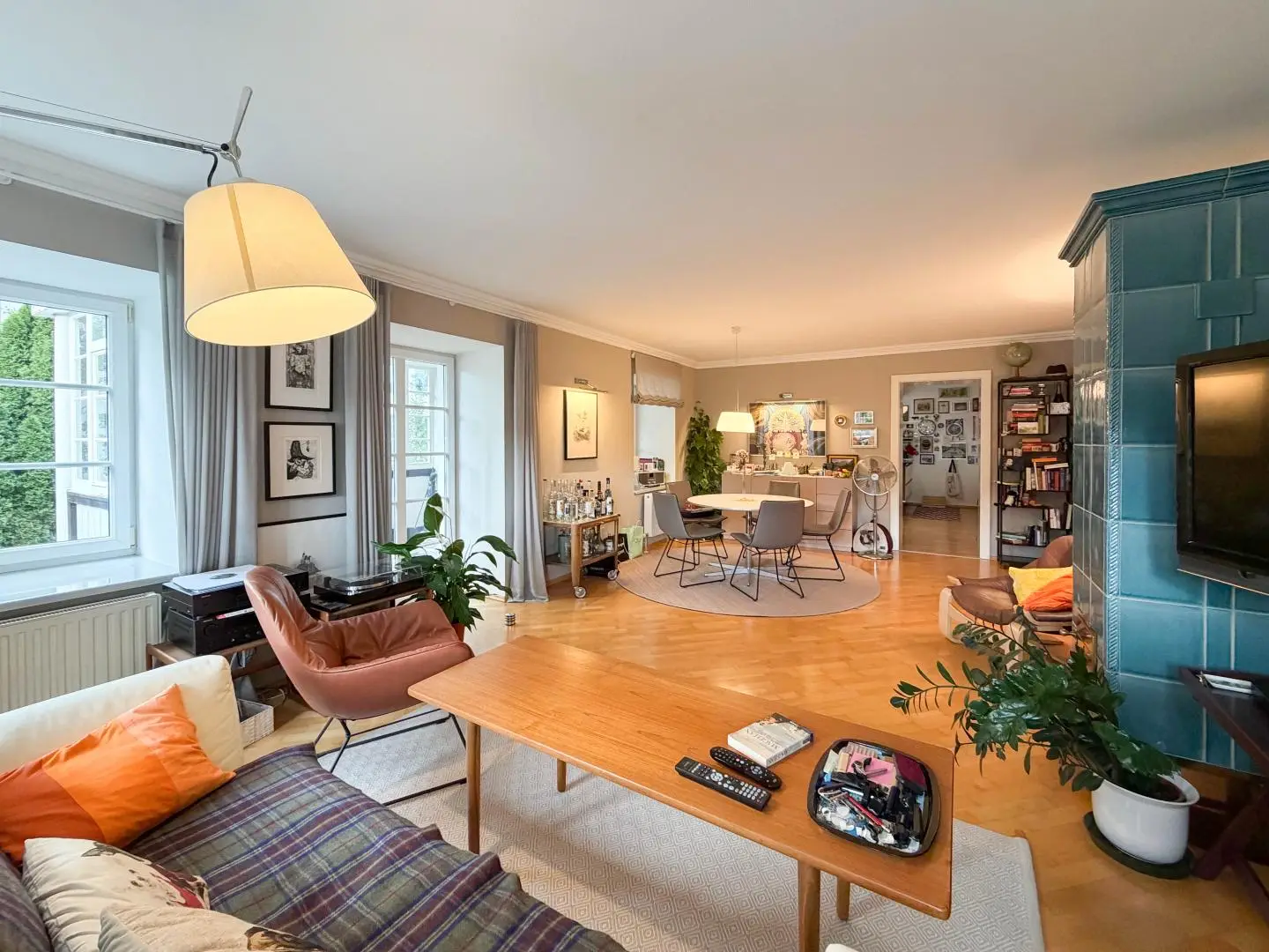 Lichtdurchflutete Altbauwohnung mit verglaster Terrasse