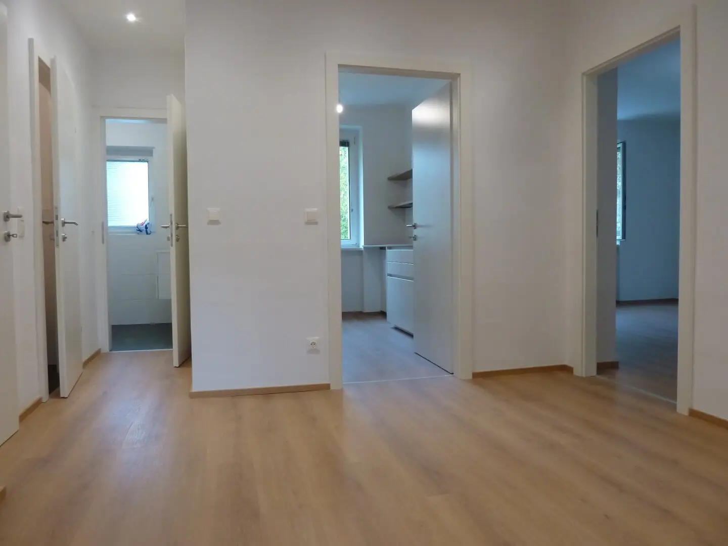 Topsanierte Familienwohnung in Grünanlage mit Parkplatz