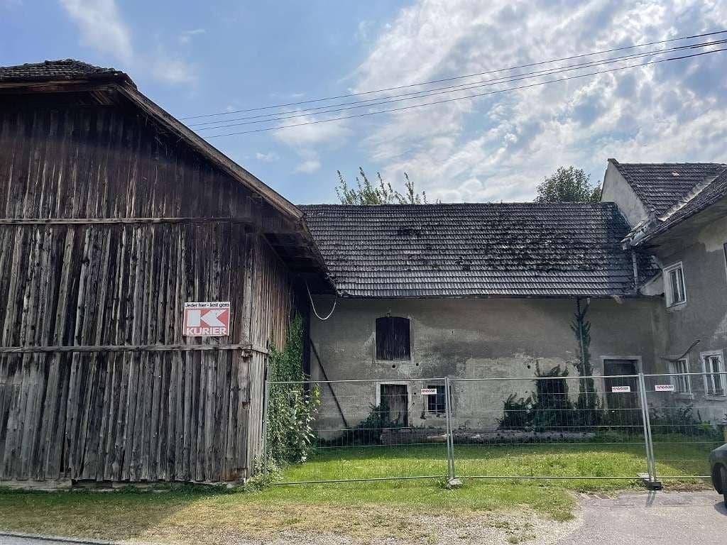 Grundstück mit Altbestand  für Doppelhaus oder Triplex   oder 2 Grundstücke DORFGEBIETSWIDMUNG  mit 3 Wohneinheiten   307.000 Euroe
