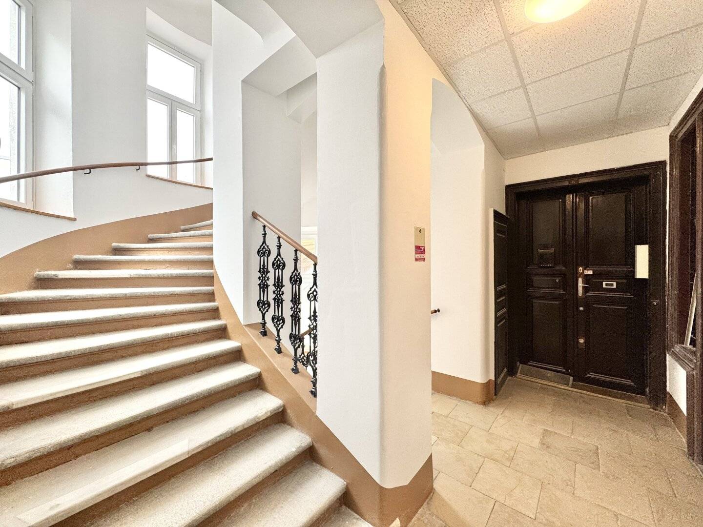 Toplage bei Neubaugasse und Mariahilfer Straße! Sanierungsbedürftiger 3-Zimmer-Altbau im 2. Stock