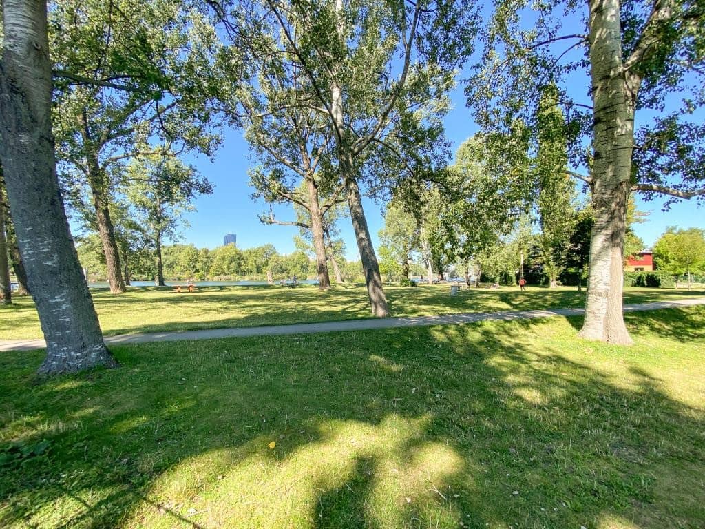 Wollen Sie in einer Parkanlage in der Nähe des Wassers auf Eigengrund wohnen ? – Provisionsfrei f. Käufer! // Would you like to live in a park area //
