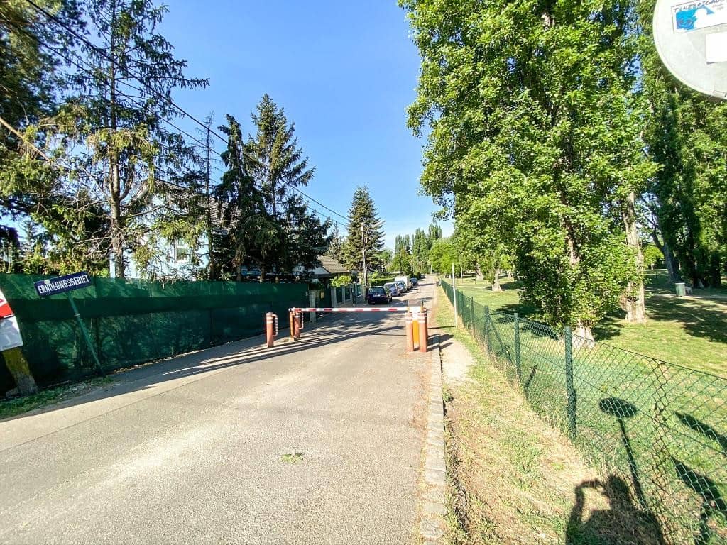 Wollen Sie in einer Parkanlage in der Nähe des Wassers auf Eigengrund wohnen ? – Provisionsfrei f. Käufer! // Would you like to live in a park area //