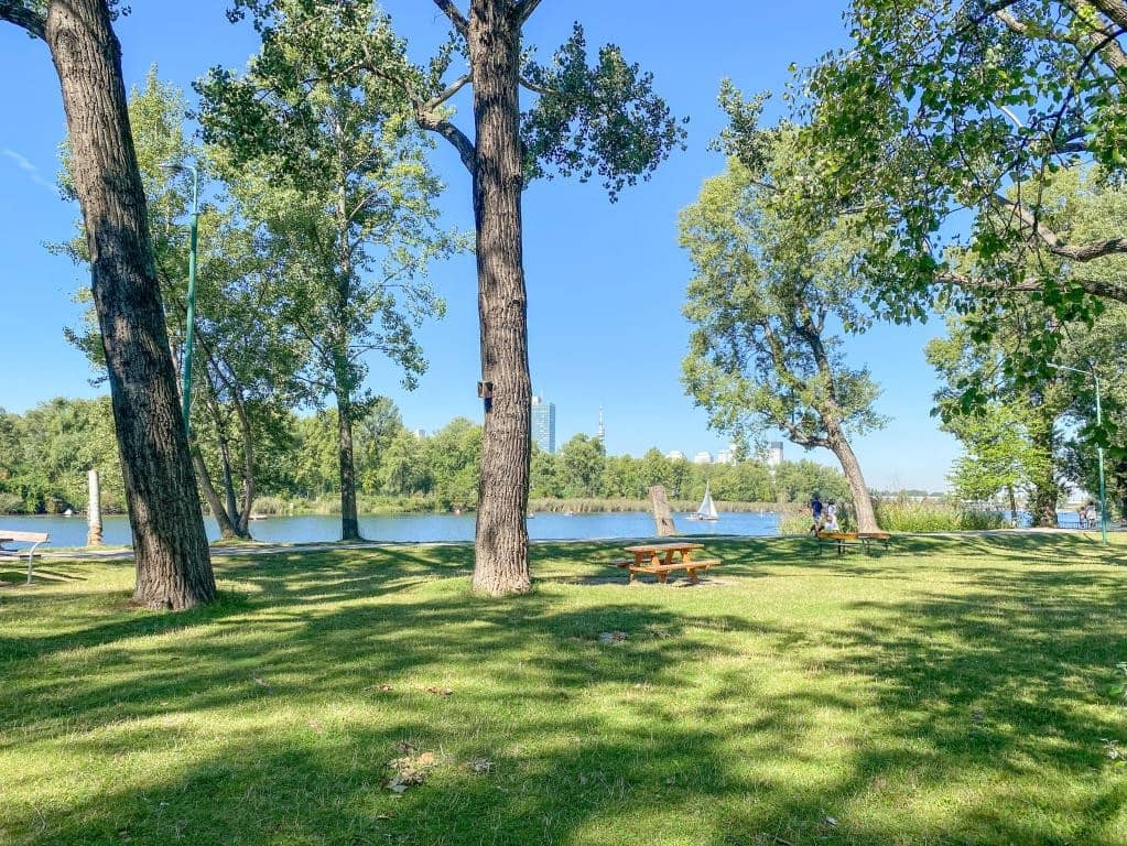 Wollen Sie in einer Parkanlage in der Nähe des Wassers auf Eigengrund wohnen ? – Provisionsfrei f. Käufer! // Would you like to live in a park area //