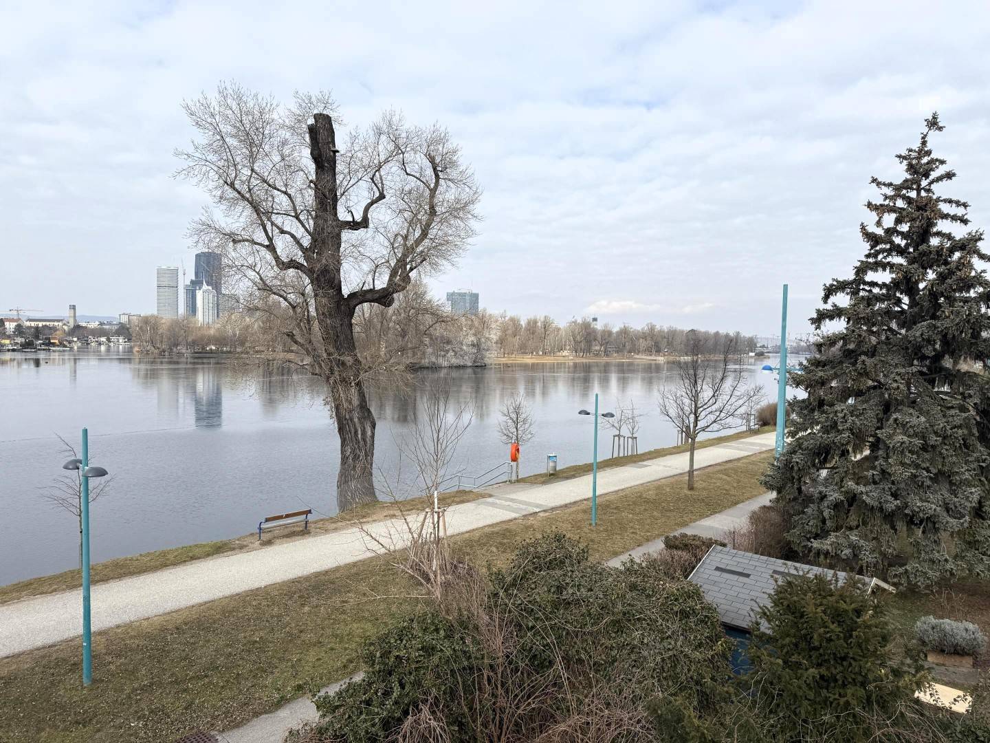 Neubau-Villa auf Eigengrund, Provisionsfrei f. Käufer // New build Villa on the Shore of Alte Donau on owned Ground, Commission free for the Buyer //