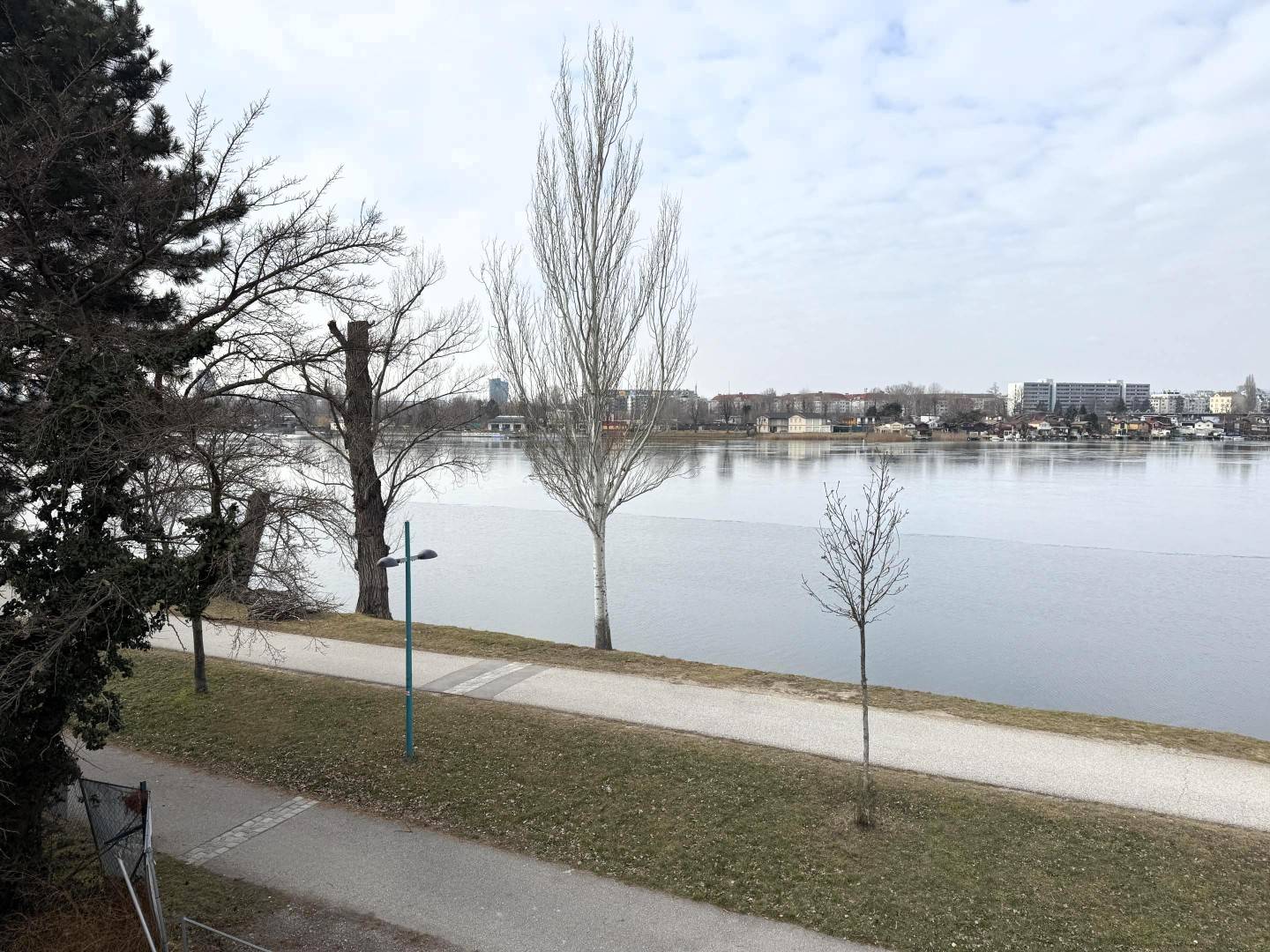 Neubau-Villa auf Eigengrund, Provisionsfrei f. Käufer // New build Villa on the Shore of Alte Donau on owned Ground, Commission free for the Buyer //