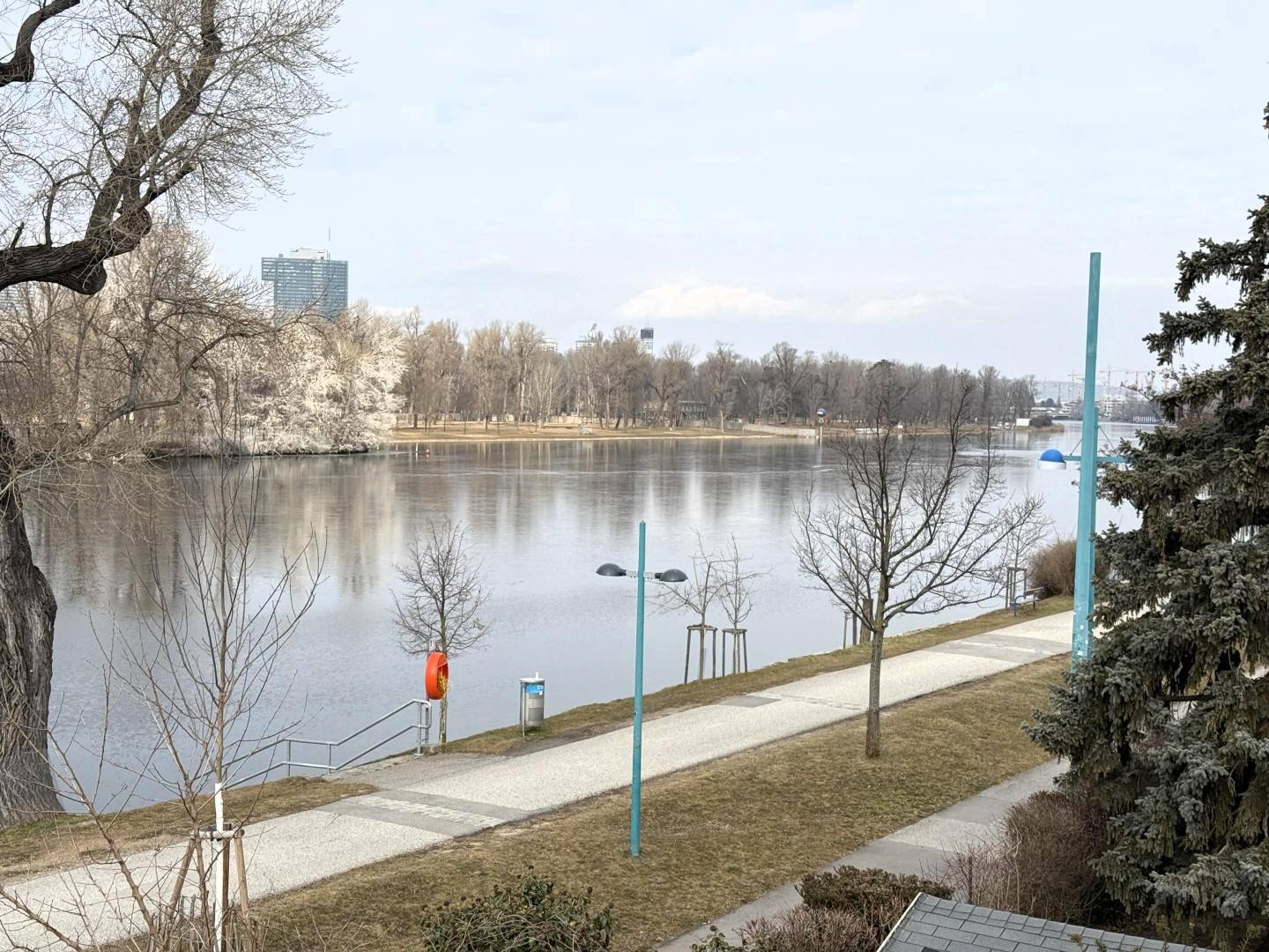 Neubau-Villa auf Eigengrund, Provisionsfrei f. Käufer // New build Villa on the Shore of Alte Donau on owned Ground, Commission free for the Buyer //