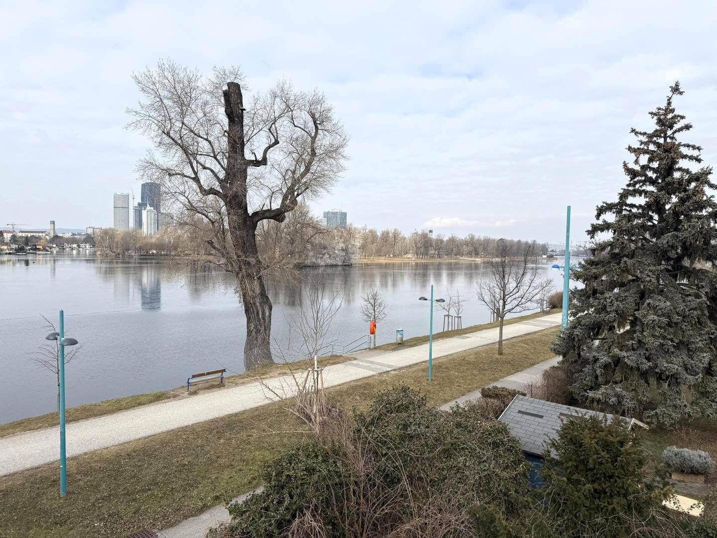 Neubau-Villa auf Eigengrund, Provisionsfrei f. Käufer // New build Villa on the Shore of Alte Donau on owned Ground, Commission free for the Buyer //