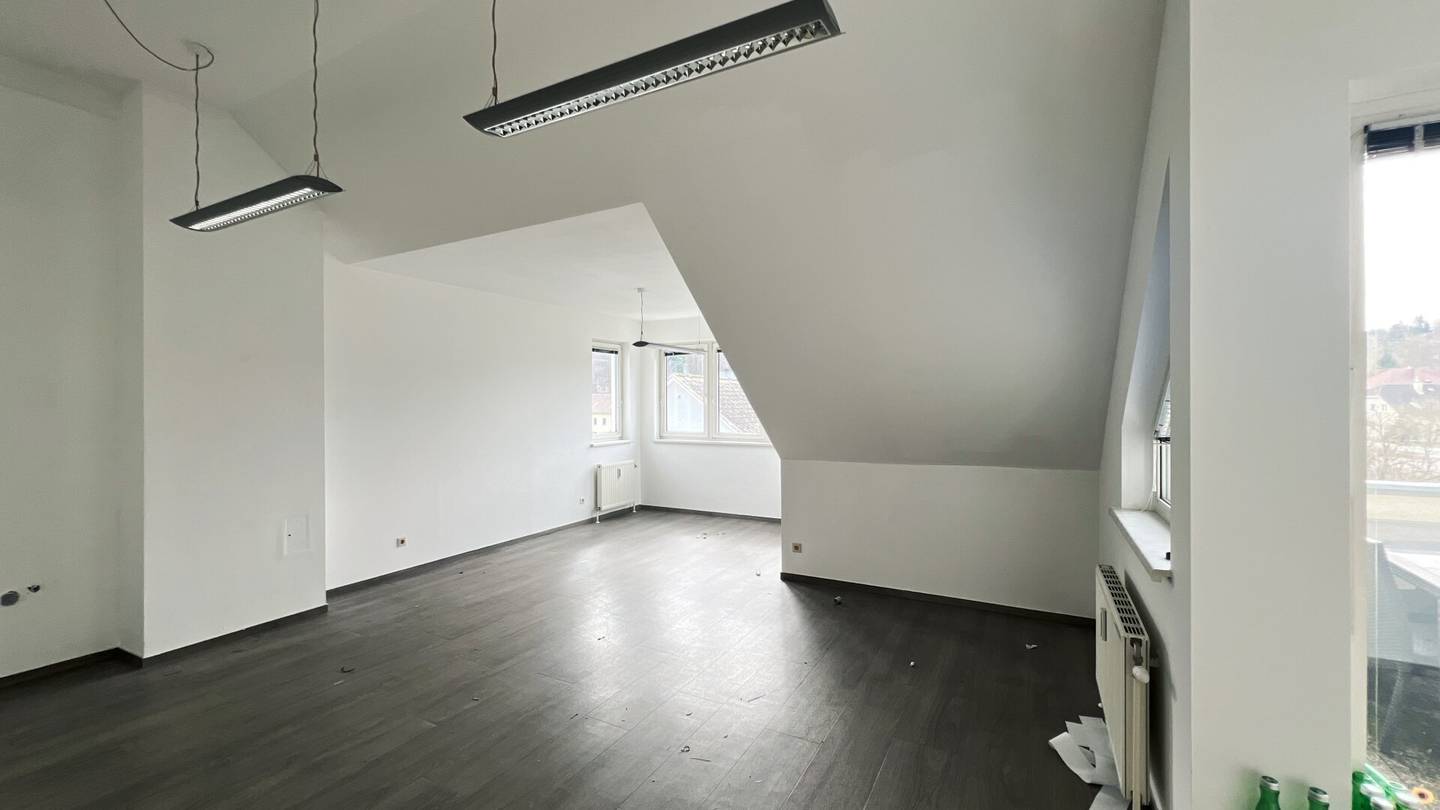 Dachgeschoß-NEUBAU-Wohnung mit 3 Zimmern! Inkl. 2 Kfz-Stellplätzen!