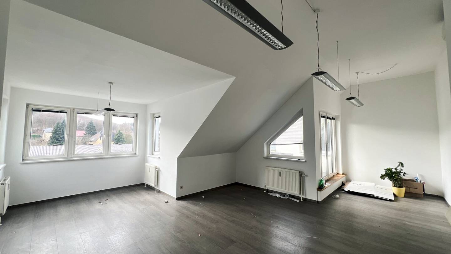 Dachgeschoß-NEUBAU-Wohnung mit 3 Zimmern! Inkl. 2 Kfz-Stellplätzen!