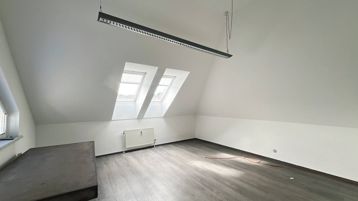Dachgeschoß-NEUBAU-Wohnung mit 3 Zimmern! Inkl. 2 Kfz-Stellplätzen!