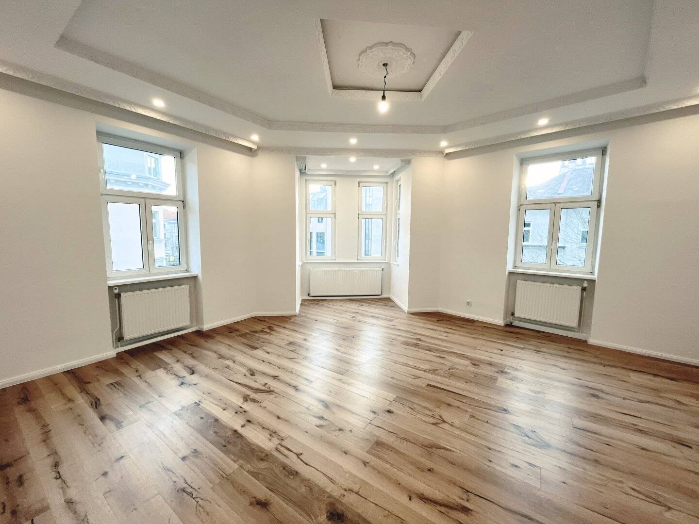 Apartment near Augarten with bay window