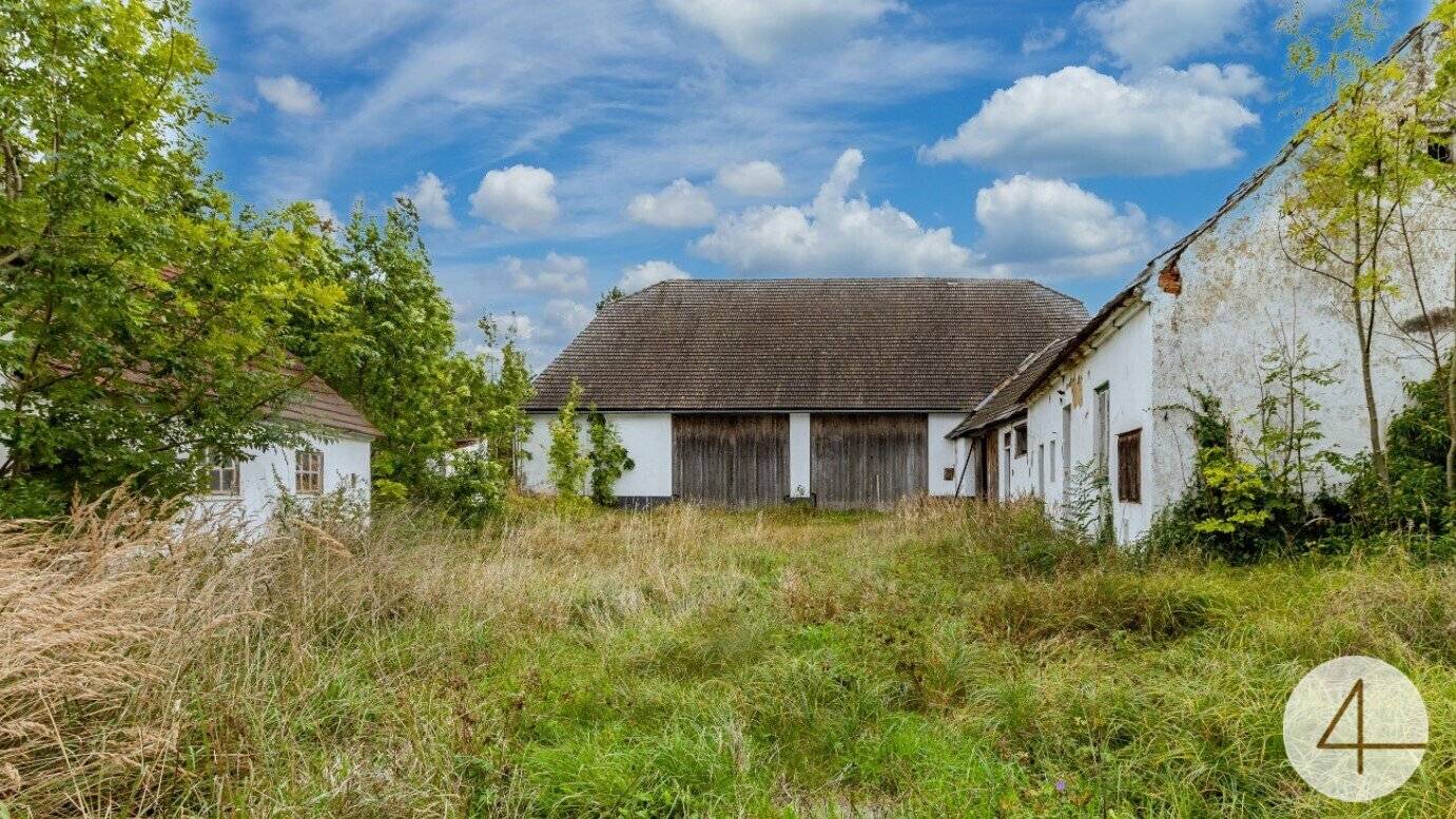 Bauernhof mit großem Stadel in ruhiger Lage