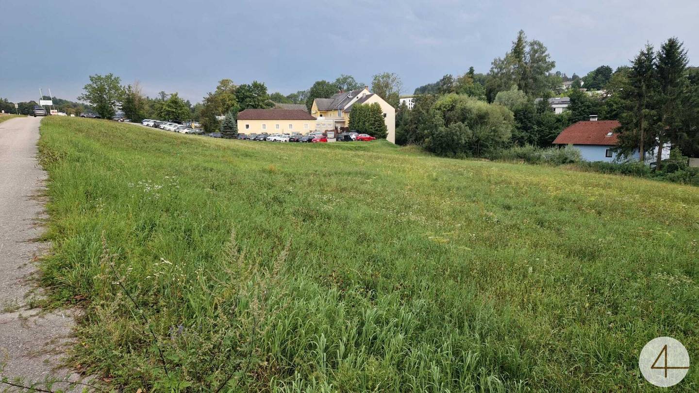 Grundstück an der B138 in Thalheim bei Wels