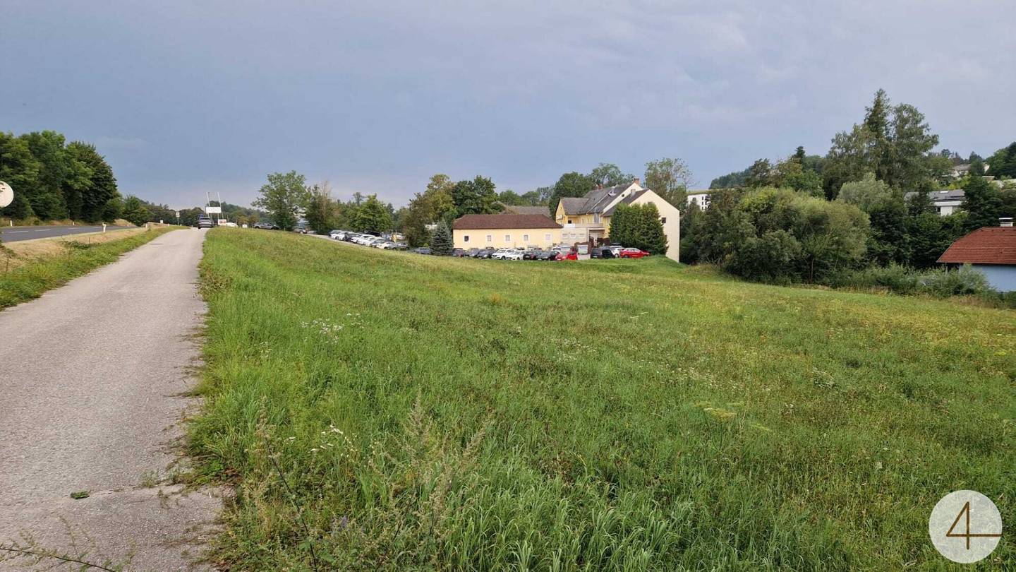 Grundstück an der B138 in Thalheim bei Wels